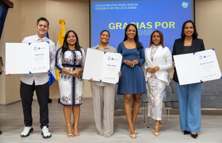 Jóvenes líderes analizan el presente y futuro del periodismo durante conversatorio