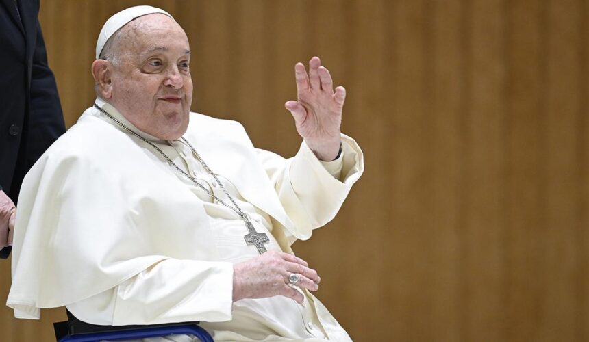 Papa Francisco presenta un cuadro clínico “complejo”