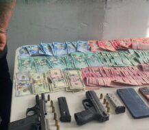 PN captura en Baní hombre con armas ilegales y dinero en efectivo durante allanamiento