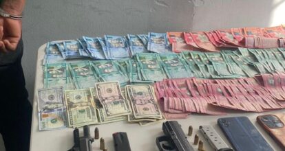 PN captura en Baní hombre con armas ilegales y dinero en efectivo durante allanamiento