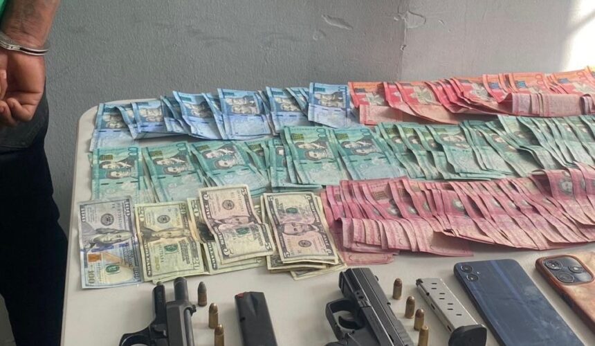 PN captura en Baní hombre con armas ilegales y dinero en efectivo durante allanamiento