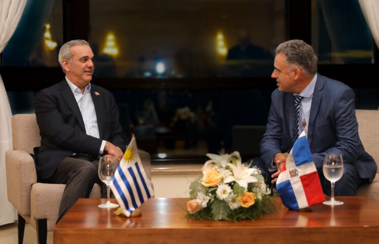 Presidente Abinader sostiene reunión bilateral con el electo mandatario uruguayo Yamandú Orsi