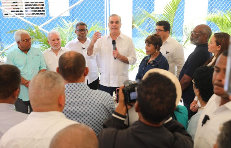 Abinader recorre el sector La Ureña donde lleva programa Gobierno Contigo