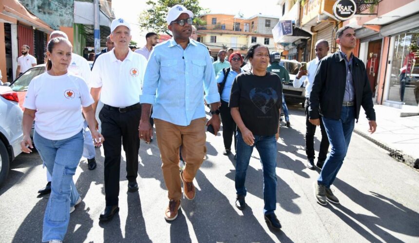 Director de Propeep  recorre sector Capotillo y supervisa trabajo