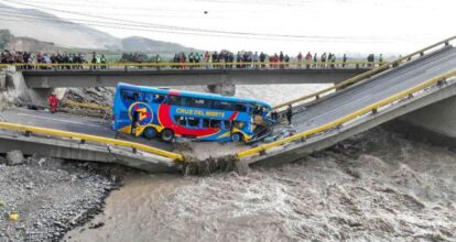Mueren dos personas tras colapso de puente en Perú