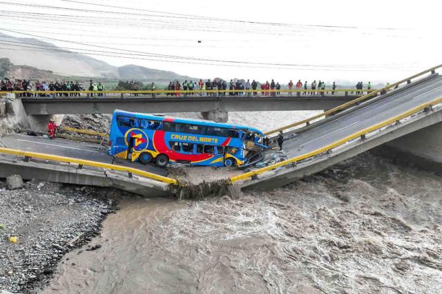 Mueren dos personas tras colapso de puente en Perú