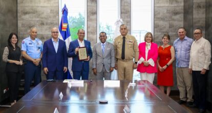 Deligne Ascención recibe reconocimiento de Comisión Aeroportuaria