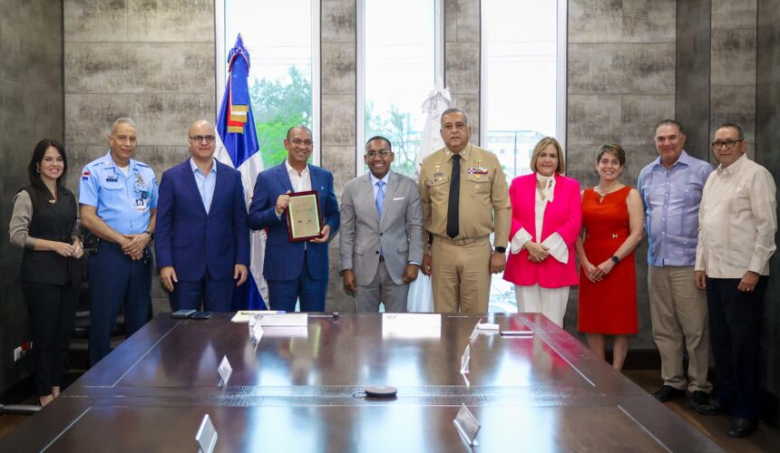 Deligne Ascención recibe reconocimiento de Comisión Aeroportuaria