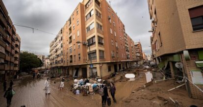 Gobierno español regularizará a los inmigrantes afectados por las lluvias de octubre