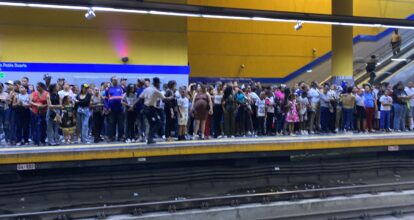 Se registra fuerte acumulamiento de personas en la estación del metro Juan Pablo Duarte