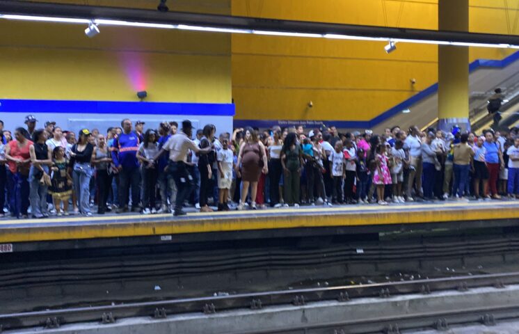 Se registra fuerte acumulamiento de personas en la estación del metro Juan Pablo Duarte