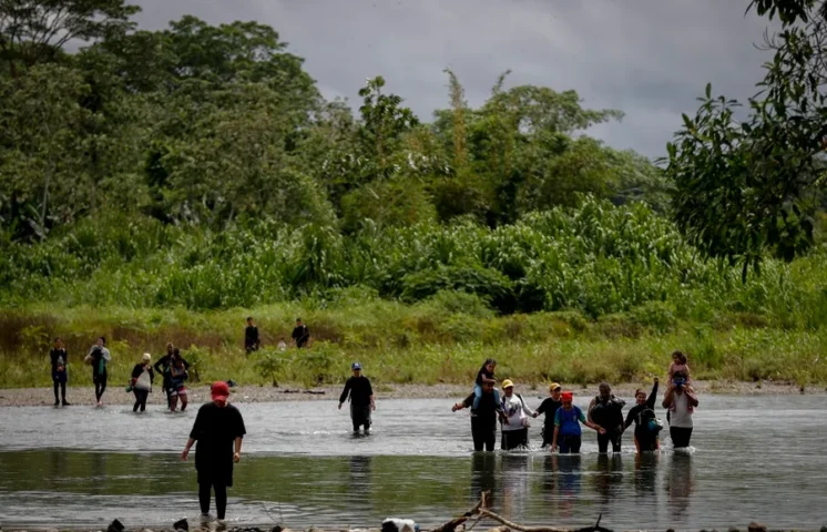 Más de 400 mil migrantes pasaron el Darién en 2024, según Defensoría del Pueblo colombiana