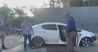 Retienen dos vehículos dejados abandonados con haitianos indocumentados en Valverde
