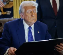 Primer mes de Trump marcado por aranceles, órdenes presidenciales y deportaciones