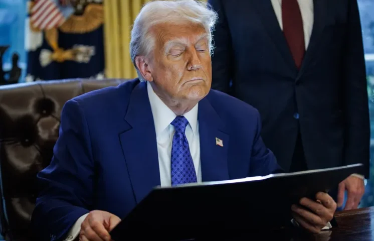 Primer mes de Trump marcado por aranceles, órdenes presidenciales y deportaciones