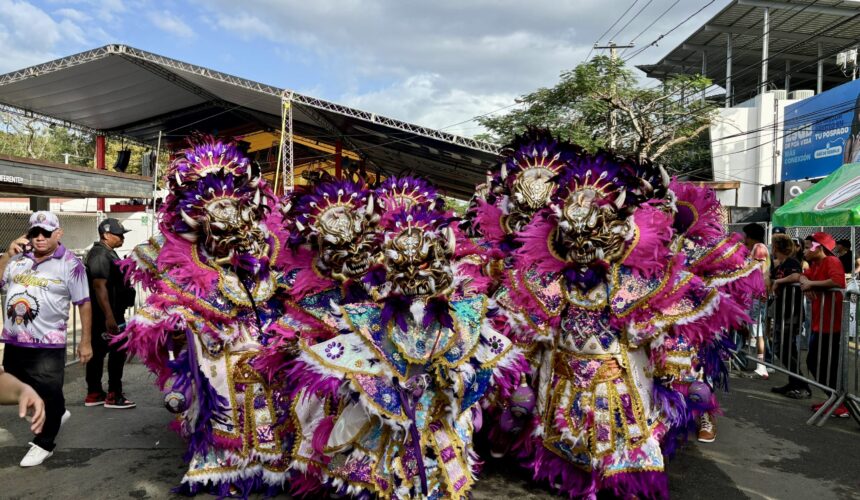 Los Chihuas: tradición, color y conciencia sobre el cáncer de mama en el Carnaval de La Vega