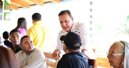 Abel Martínez se reúne con comunitarios de Yaguate