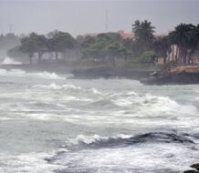 Clima RD: Indomet advierte sobre lluvias débiles y oleaje fuerte en costas del país