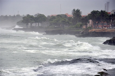 Clima RD: Indomet advierte sobre lluvias débiles y oleaje fuerte en costas del país