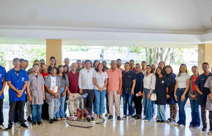 Ángel Hernández y Dío Astacio reafirman apoyo a estudiantes en robótica y exploración espacial