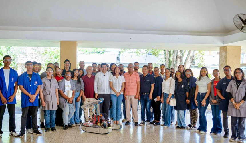 Ángel Hernández y Dío Astacio reafirman apoyo a estudiantes en robótica y exploración espacial