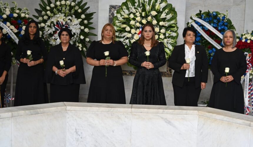 Ministerio de la Mujer deposita ofrenda floral en el Altar de la Patria