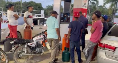 Ciudadanos enfrentan largas filas para comprar gas pese a desmentido del Gobierno