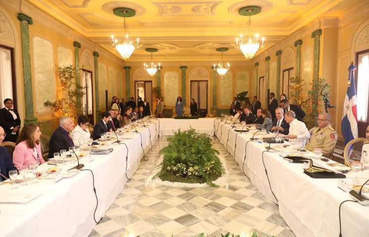 Abinader y Marco Rubio encabezan reunión de trabajo con delegaciones