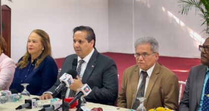 Ministro de Salud reafirma compromiso con aumento salarial para médicos dominicanos