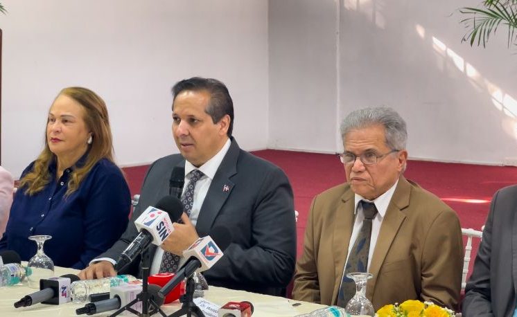Ministro de Salud reafirma compromiso con aumento salarial para médicos dominicanos