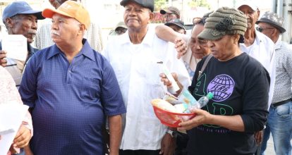 Protestan frente a Industria y Comercio por el alto costo de la vida
