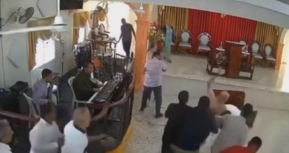 Video|¡Insólito! Video de hombre que entra con puñal en iglesia de Higüey y ataca a feligreses
