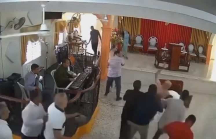Video|¡Insólito! Video de hombre que entra con puñal en iglesia de Higüey y ataca a feligreses
