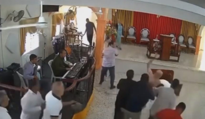 Video|¡Insólito! Video de hombre que entra con puñal en iglesia de Higüey y ataca a feligreses