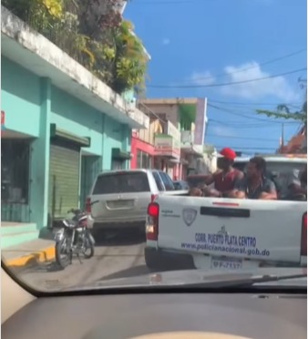 Hombre escapa de patrulla policial en el centro de Puerto Plata