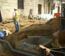 Autoridades reparan avería para restablecer agua en la calle Padre Billini, Zona Colonial