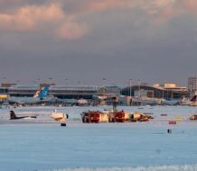 Delta ofrece 30 mil dólares a cada pasajero del avión que se volcó en Toronto