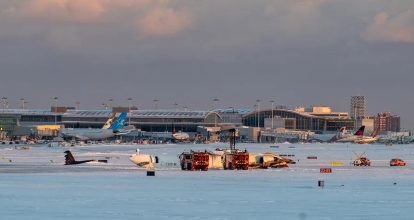 Delta ofrece 30 mil dólares a cada pasajero del avión que se volcó en Toronto