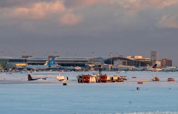 Delta ofrece 30 mil dólares a cada pasajero del avión que se volcó en Toronto