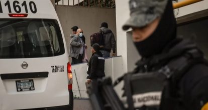 Mexicanos deportados denuncian que el Gobierno de Trump los maltrató y mantuvo esposados