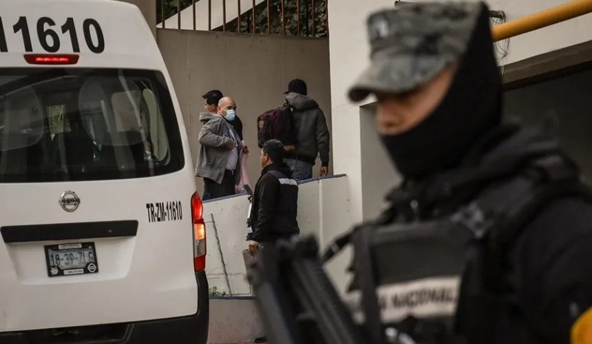 Mexicanos deportados denuncian que el Gobierno de Trump los maltrató y mantuvo esposados