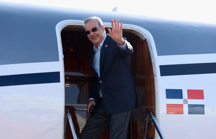 Abinader sale a Uruguay para asistir a toma de posesión de Yamandú Orsi