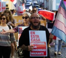 Decenas de personas protestan en Puerto Rico contra la política migratoria de Trump