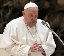 Papa Francisco se levanta; sigue tratamiento para la neumonía bilateral