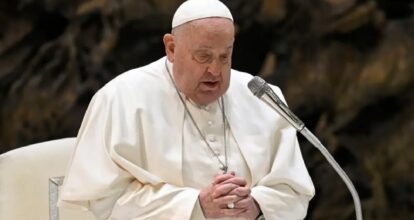 Papa Francisco se levanta; sigue tratamiento para la neumonía bilateral