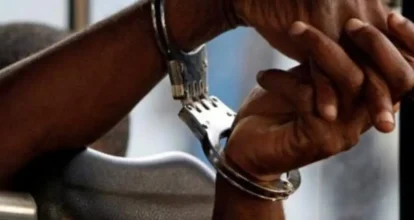Hombre es detenido por presunta agresión a su abuela de 90 años en Monte Plata