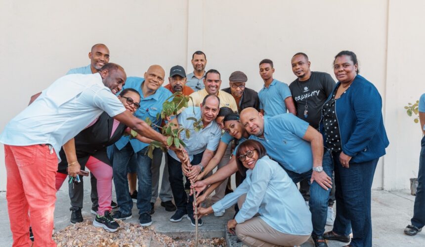 ADN y regidores plantan árboles junto a estudiantes en ensanche Luperón