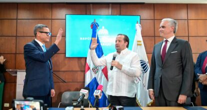 Ministro de la Presidencia juramenta a Eddy Olivares como Ministro de Trabajo
