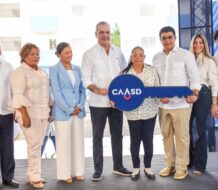 Presidente Abinader entrega 144 apartamentos para residentes de la cañada de Guajimía