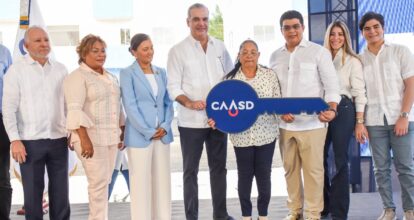 Presidente Abinader entrega 144 apartamentos para residentes de la cañada de Guajimía